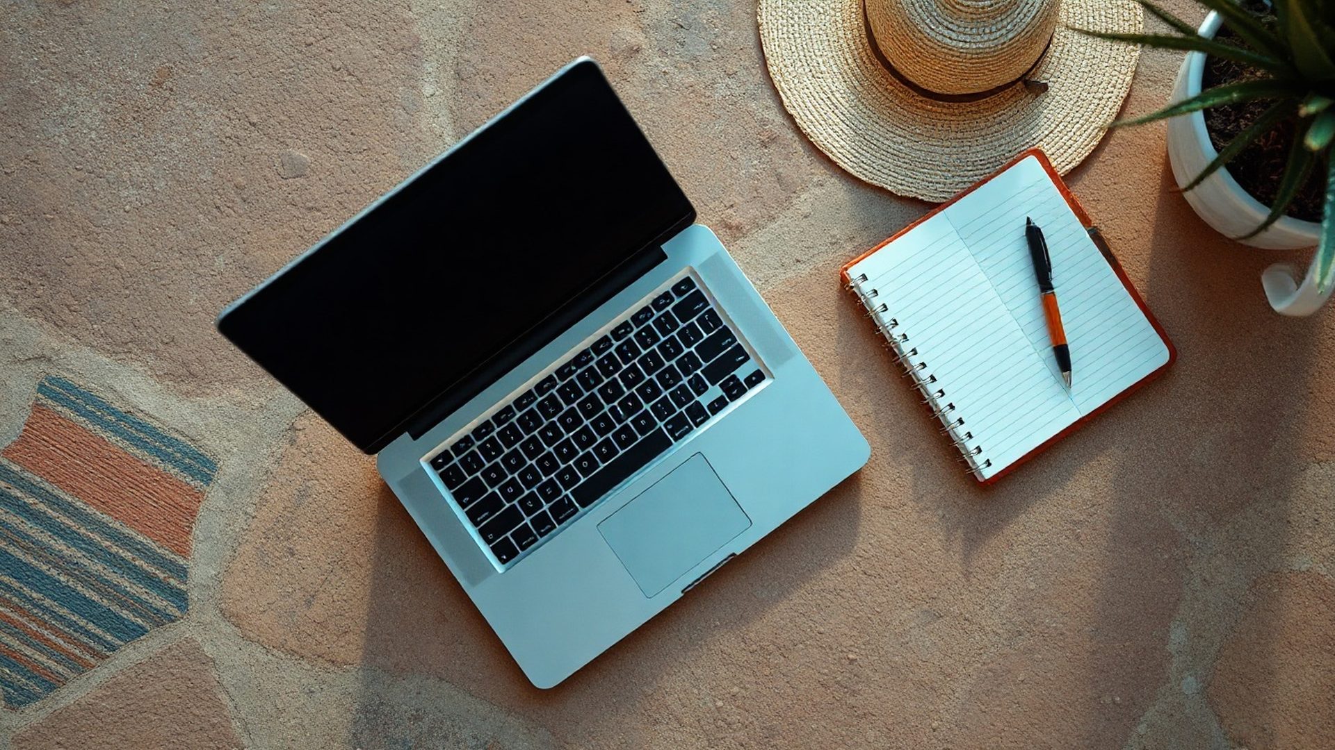 Uredničko radno mjesto s laptopom i indigo osvjetljenjem
